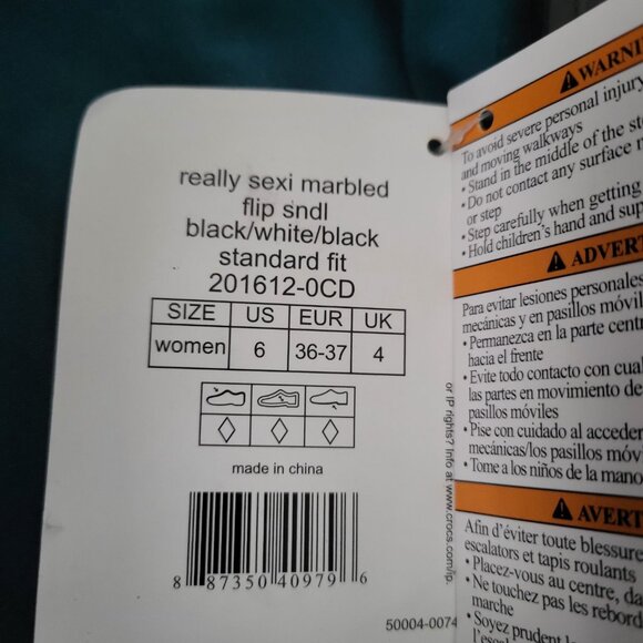 NWT CROCS Women’s Crocs Marbled Flip Sandal Color: black/wht/gray marbled effect - Picture 6 of 6